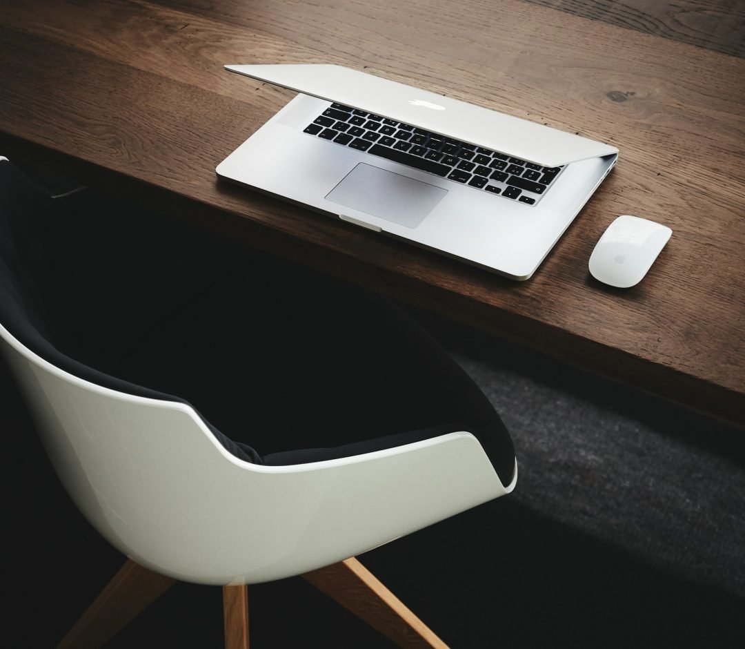 luca-bravo-9l_326FISzk-unsplash (1)